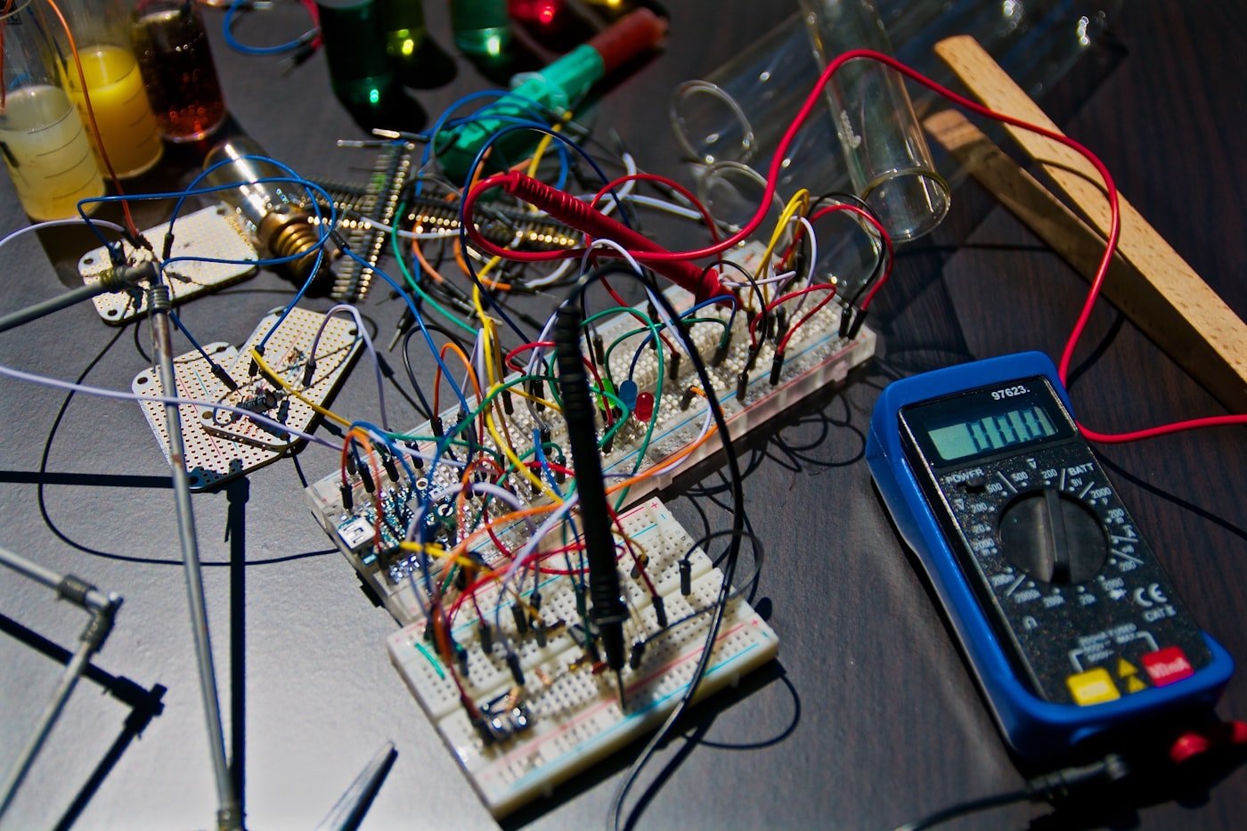Electronics test bench with circuit boards